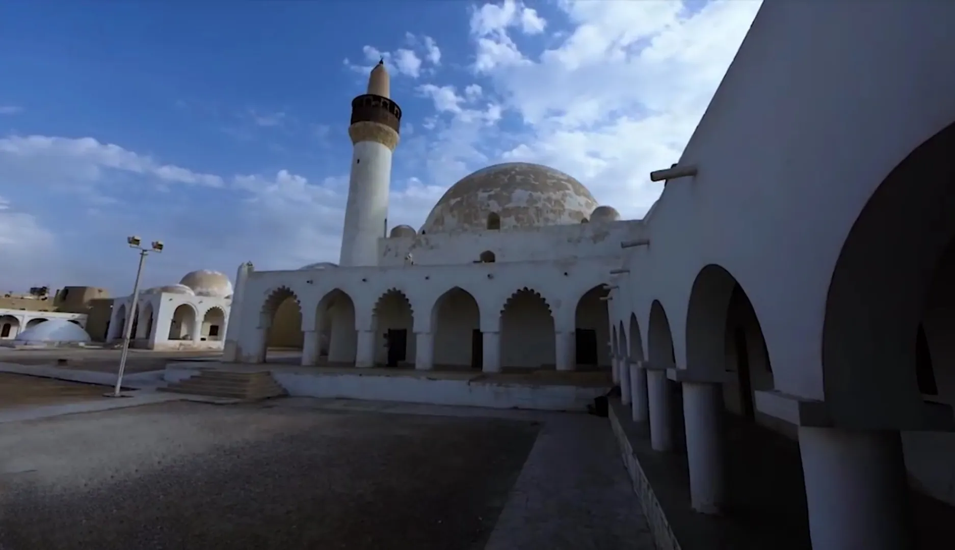 ساحة مسجد القبة وأروقته المقوسة داخل قصر إبراهيم
