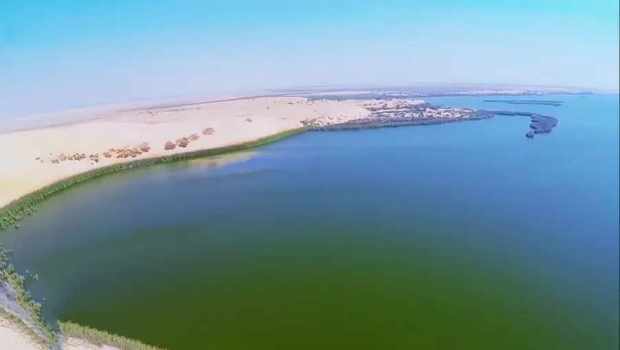 بحيرة الأصفر بين الكثبان الرملية من الأعلى
