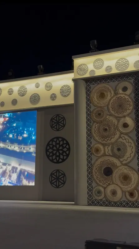 أطباق ملونة من سعف النخيل تزيّن جدارًا تراثيًا